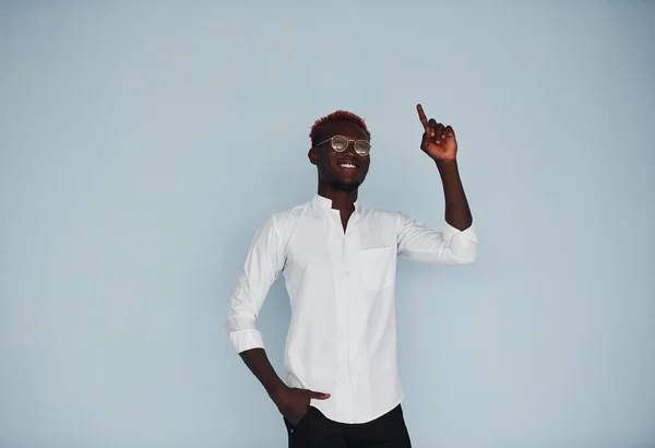Fiatal Afro Amerikai Férfi Fehér Formális Ruhában Falnak Támaszkodva — Stock Fotó