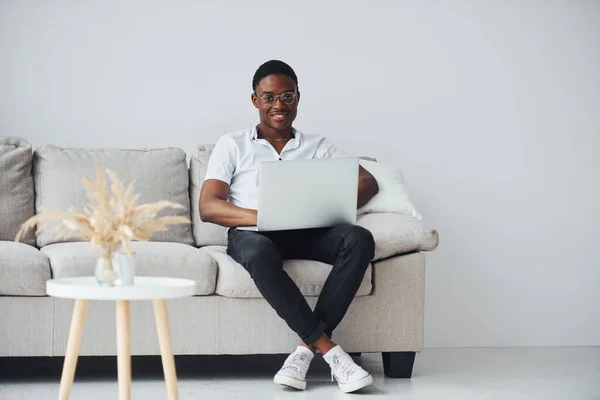 Joven Afroamericano Ropa Formal Interior Con Portátil Las Manos — Foto de Stock