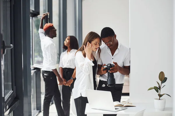Mirando Cámara Grupo Empresarios Afroamericanos Que Trabajan Juntos Oficina — Foto de Stock