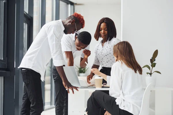 Usando Laptop Grupo Empresários Afro Americanos Que Trabalham Juntos Escritório — Fotografia de Stock