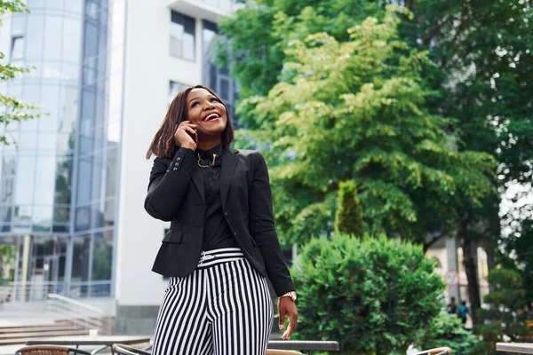 Parle Par Téléphone Jeune Femme Afro Américaine Vêtements Mode Extérieur — Photo