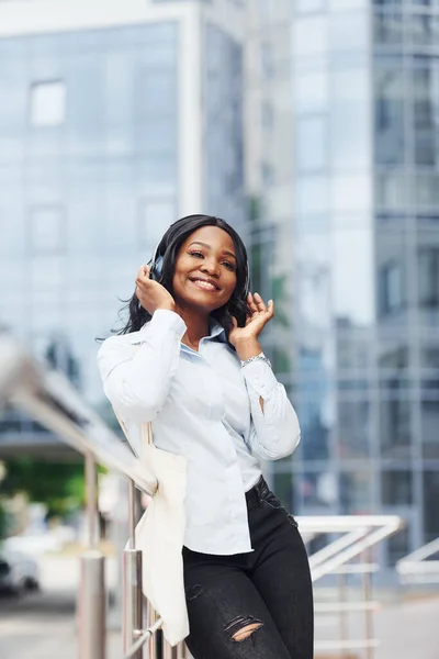 Ακούγοντας Μουσική Στα Ακουστικά Νεαρή Αφρο Αμερικανίδα Λευκό Πουκάμισο Εξωτερικούς — Φωτογραφία Αρχείου