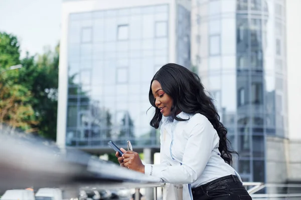 Phone Hands Young Afro American Woman White Shirt Outdoors City — Stock Photo, Image