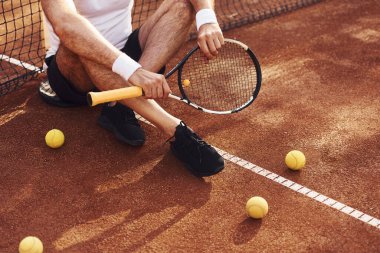 Oturup ara veriyoruz. Beyaz tişörtlü ve tenis kortundaki siyah şortlu son sınıf öğrencisine yakından bakın..