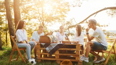 Bir grup gencin dışarıda, ormanda tatili var. Hafta sonu ve arkadaşlık kavramı.