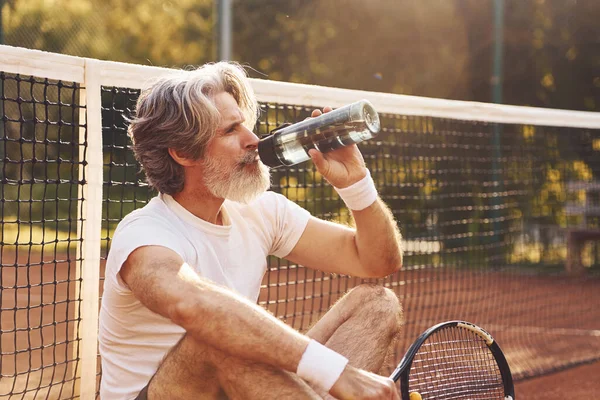 Neem Pauze Drink Water Senior Stijlvolle Man Wit Shirt Zwarte — Stockfoto