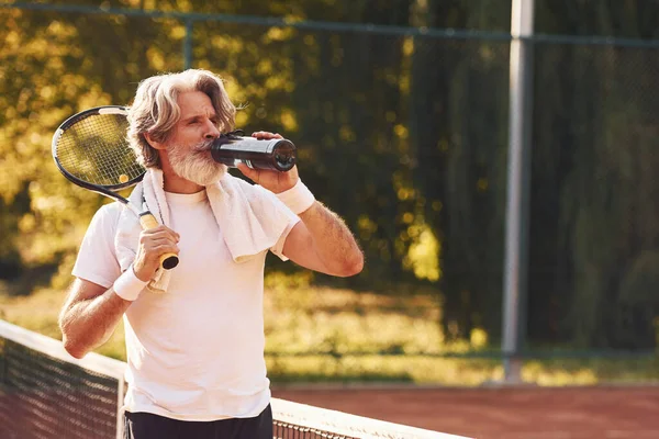 Neem Pauze Drink Water Senior Stijlvolle Man Wit Shirt Zwarte — Stockfoto