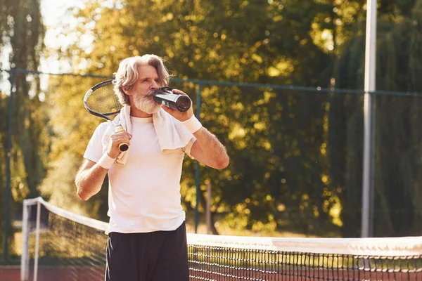 Neem Pauze Drink Water Senior Stijlvolle Man Wit Shirt Zwarte — Stockfoto