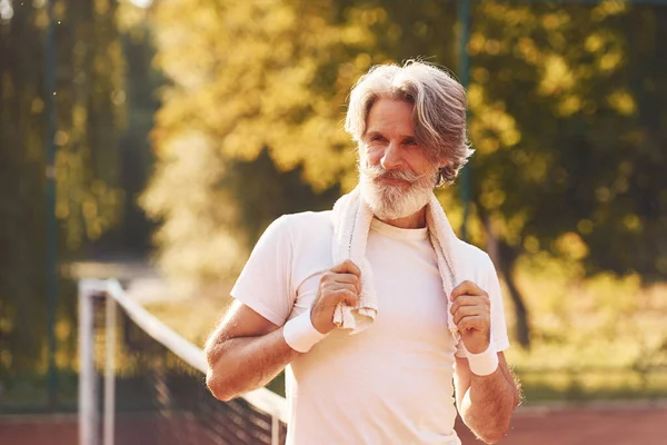 Senior Stijlvolle Man Wit Shirt Zwarte Sportieve Shorts Tennisbaan — Stockfoto