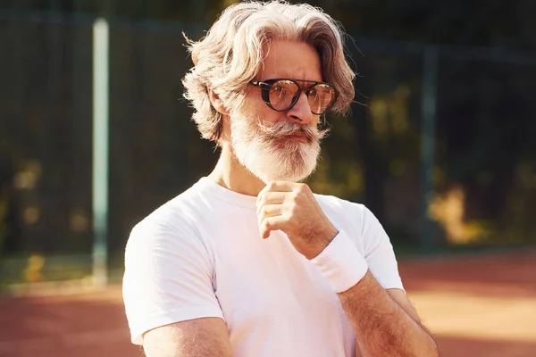 Senior Stijlvolle Man Brillen Wit Shirt Zwarte Sportieve Shorts Tennisbaan — Stockfoto