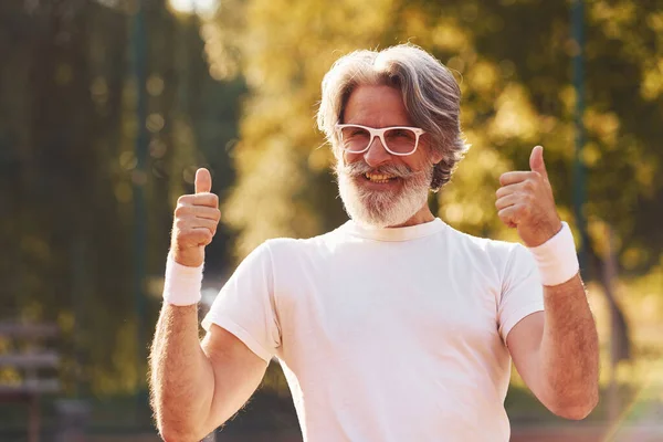 Senior Stijlvolle Man Brillen Wit Shirt Zwarte Sportieve Shorts Tennisbaan — Stockfoto