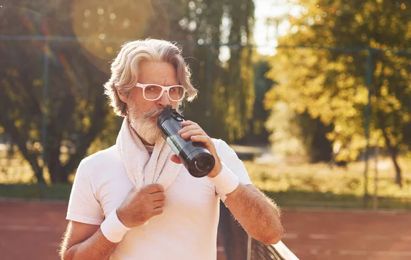 Tar Paus Och Dricker Vatten Senior Snygg Man Vit Skjorta — Stockfoto