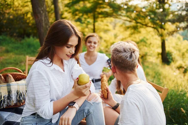 Appels Koekjes Eten Groep Jongeren Hebben Vakantie Buiten Het Bos — Stockfoto