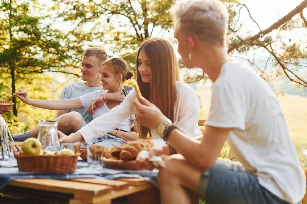 Bij Picknicktafel Zitten Groep Jongeren Hebben Vakantie Buiten Het Bos — Stockfoto