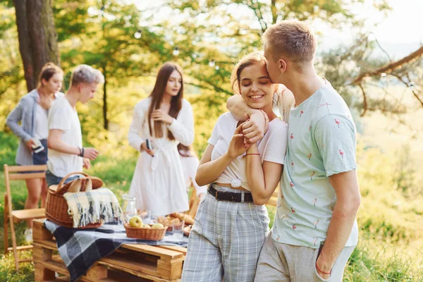 Gelukkig Stel Groep Jongeren Hebben Vakantie Buiten Het Bos Ontvangenis — Stockfoto