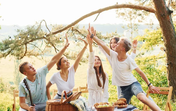 Birbirlerine beşlik çakıyorlar. Bir grup gencin dışarıda, ormanda tatili var. Hafta sonu ve arkadaşlık kavramı.