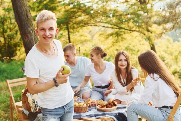 Positieve Man Met Appel Die Voor Mensen Staat Groep Jongeren — Stockfoto