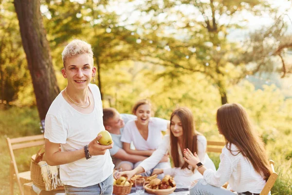 Type Positif Avec Une Pomme Debout Devant Les Gens Groupe — Photo