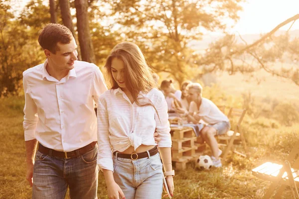 Happy Couple Group Young People Have Vacation Outdoors Forest Conception — Stock Photo, Image