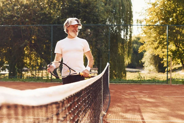 Prachtig Zonlicht Senior Stijlvolle Man Wit Shirt Zwarte Sportieve Shorts — Stockfoto