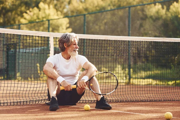 Zitten Een Pauze Nemen Senior Stijlvolle Man Wit Shirt Zwarte — Stockfoto