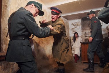 TERNOPIL, UKRAINE - Haziran 2020 UPA Ukrayna İsyancı Ordu filmi. Sahne arkası fotoğrafları. Masum insanların evlerinde olduğu askerler..