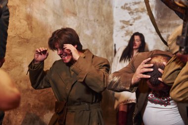 TERNOPIL, UKRAINE - Haziran 2020 UPA Ukrayna İsyancı Ordu filmi. Sahne arkası fotoğrafları. Masum insanların evlerinde olduğu askerler..