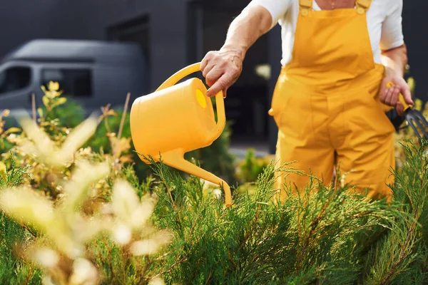 Lavorare Con Piante Vaso Donna Anziana Uniforme Gialla Giardino Giorno — Foto Stock