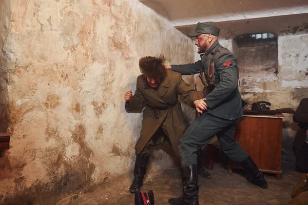 TERNOPIL, UKRAINE - Haziran 2020 UPA Ukrayna İsyancı Ordu filmi. Sahne arkası fotoğrafları. Masum insanların evlerinde olduğu askerler..