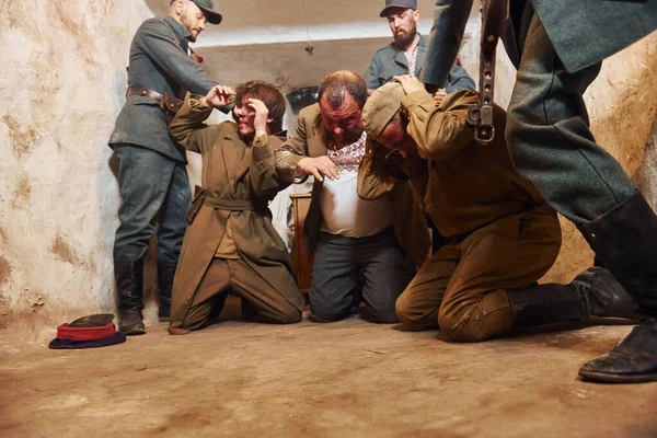 TERNOPIL, UKRAINE - Haziran 2020 UPA Ukrayna İsyancı Ordu filmi. Sahne arkası fotoğrafları. Masum insanların evlerinde olduğu askerler..