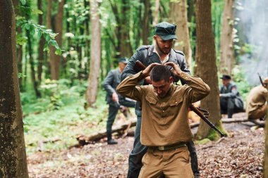 TERNOPIL, UKRAINE - Haziran 2020 UPA Ukrayna İsyancı Ordu filmi. Sahne arkası fotoğrafları. Rehinenin sorgulanması.
