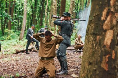 TERNOPIL, UKRAINE - Haziran 2020 UPA Ukrayna İsyancı Ordu filmi. Sahne arkası fotoğrafları. Rehinenin sorgulanması.
