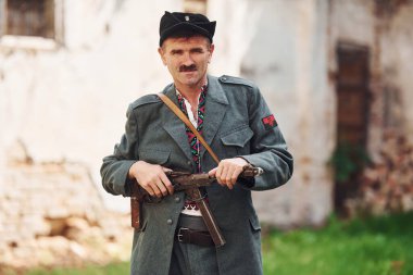 TERNOPIL, UKRAINE - Haziran 2020 UPA Ukrayna İsyancı Ordu filmi. Sahne arkası fotoğrafları. Eski asker..