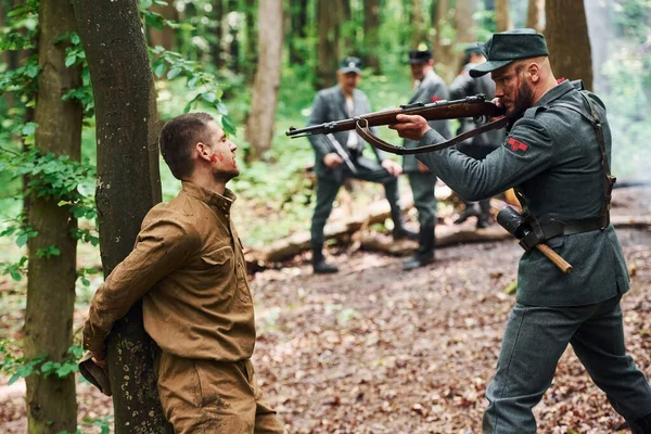 TERNOPIL, UKRAINE - Haziran 2020 UPA Ukrayna İsyancı Ordu filmi. Sahne arkası fotoğrafları. Ağaca bağlanan rehinenin sorgusu.