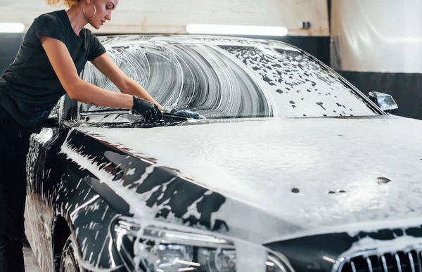Beyaz Sabunun Içindeki Aracı Siler Modern Siyah Otomobil Araba Yıkama — Stok fotoğraf