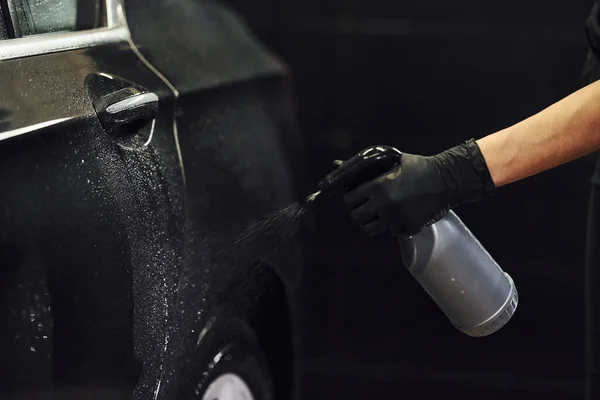 Spryskuję Pojazd Nowoczesny Czarny Samochód Się Oczyścić Przez Kobietę Wewnątrz — Zdjęcie stockowe