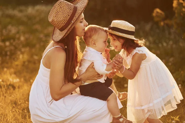 Gelukkige Familie Van Moeder Kleine Zoon Dochter Die Vrije Tijd — Stockfoto