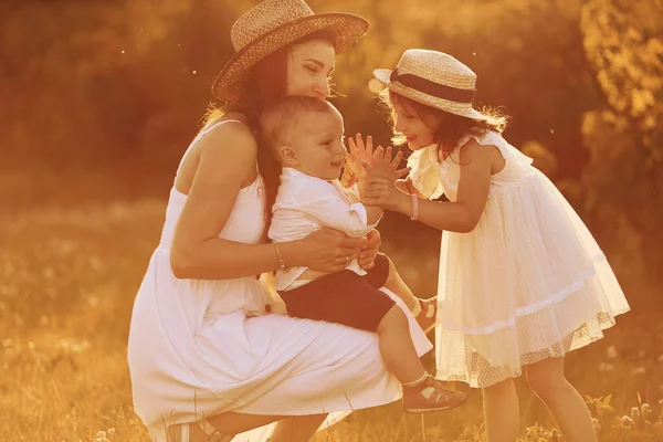 Gelukkige Familie Van Moeder Kleine Zoon Dochter Die Vrije Tijd — Stockfoto
