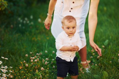 Mutlu anne oğluyla güneşli yaz günlerinde sahada vakit geçiriyor..