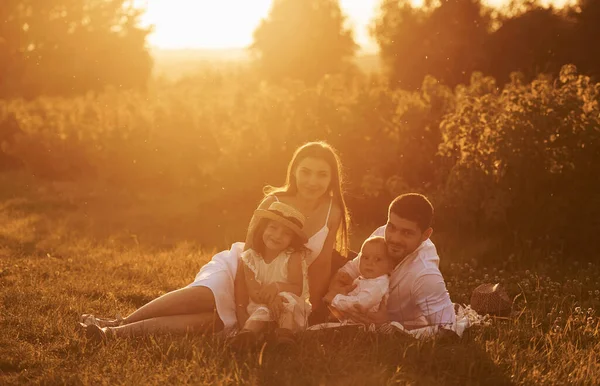 Het Gras Zitten Vader Moeder Met Dochter Zoon Brengen Vrije — Stockfoto