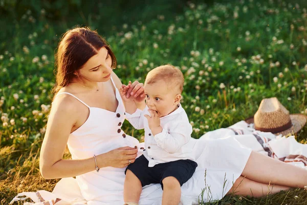 Mutlu anne oğluyla güneşli yaz günlerinde sahada vakit geçiriyor..