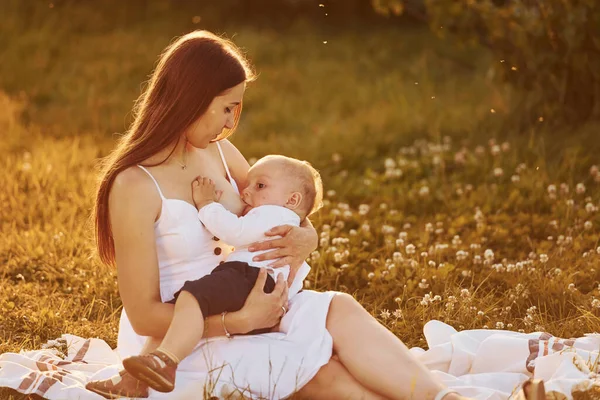 Lycklig Mor Ammar Sin Son Fältet Soliga Sommardagar — Stockfoto