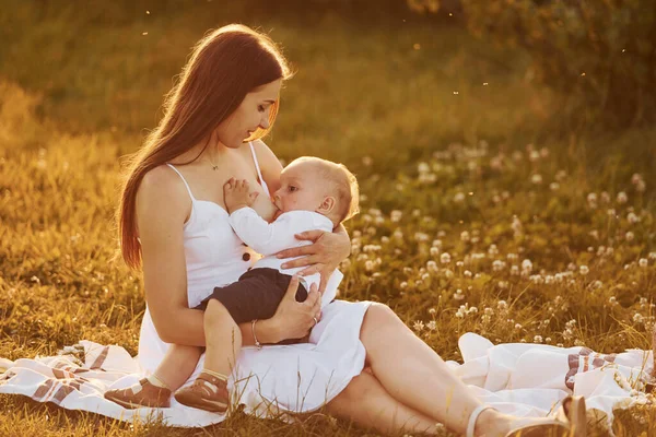 Gelukkig Moeder Borstvoeding Haar Zoon Het Veld Zonnige Dag Tijd — Stockfoto