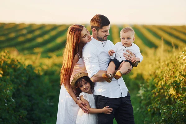 Vader Moeder Met Dochter Zoon Brengen Vrije Tijd Door Buiten — Stockfoto