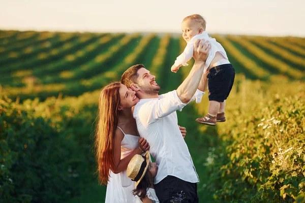 Vader Moeder Met Dochter Zoon Brengen Vrije Tijd Door Buiten — Stockfoto