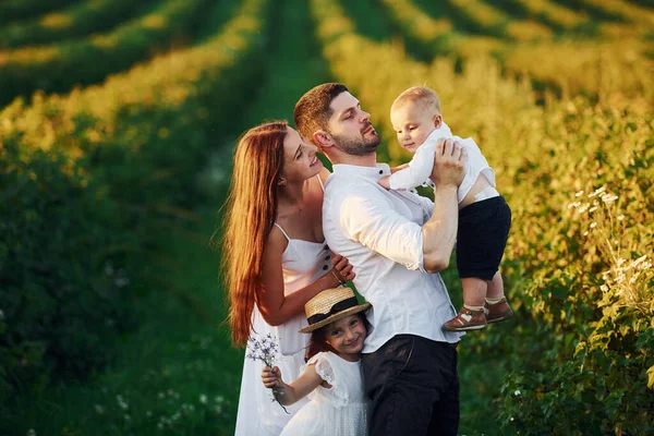 Vader Moeder Met Dochter Zoon Brengen Vrije Tijd Door Buiten — Stockfoto