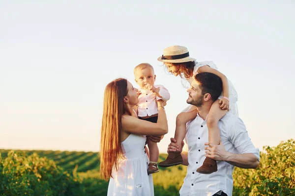 Campo Agrícola Pai Mãe Com Filha Filho Passando Tempo Livre — Fotografia de Stock