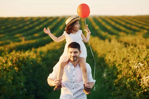 Vader Met Zijn Dochter Die Zit Schouders Houdt Rode Ballon — Stockfoto