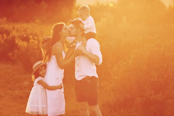 Aydınlatılmış Güneş Işığı Dört Kişilik Aile Yazın Günlerinde Boş Zamanlarını — Stok fotoğraf