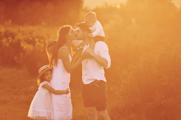 Verlicht Buzonlicht Familie Van Vier Personen Die Vrije Tijd Doorbrengen — Stockfoto